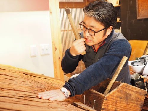 佐々木さんによる檜皮葺きの実演のようす