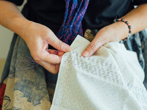 ひと針の可能性を信じて、布地の上にひと針、ひと針ほどこすことで、手仕事のぬくもりを伝えています。