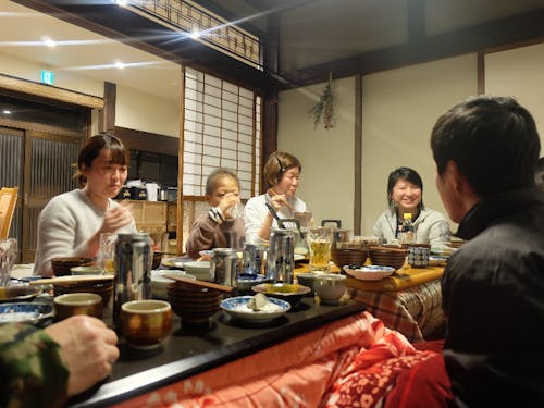 夜は一緒に食卓を囲みましょう。