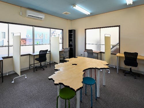 事務作業オフィス用の建物（コワーキングスペース）もあります