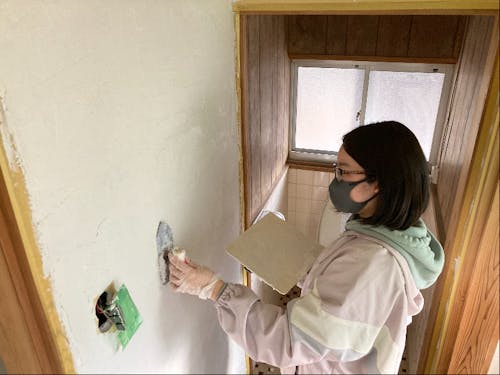 内壁に漆喰的なやつを塗るの図。壁塗りなんて未経験でもぐんぐん上達しました〜