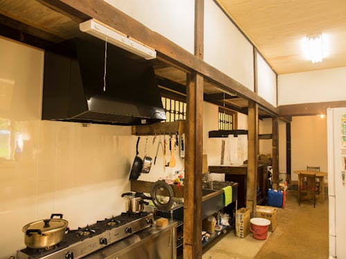 台所の様子。シェアハウスなのでシンクも作業台も冷蔵庫も大きめです