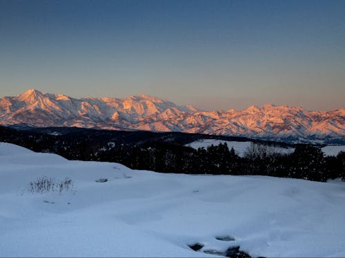 雪化粧した山々