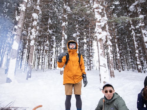 冬の森を散策し、焚火でバーベキュー