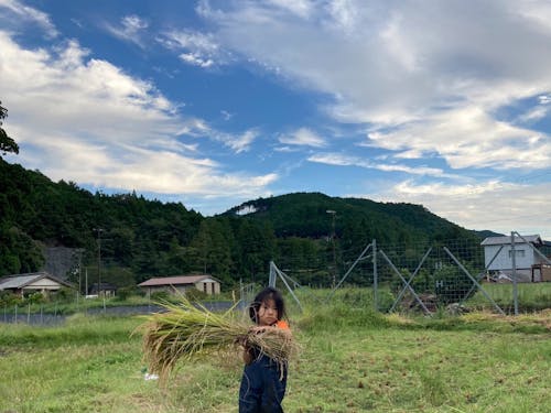 田んぼの作業も子どもにとっては楽しい行事!