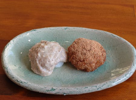 試作したおはぎ(左:沢くるみ餡、右:伝承大豆黒五葉きなこ)