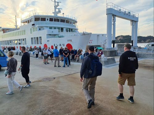 観光客で賑わうフェリー乗り場。