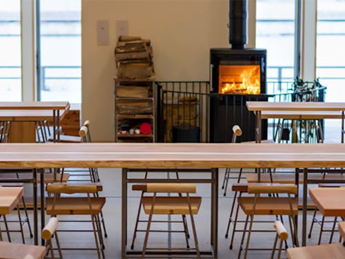 熱の地産地消:設備と薪を供給する薪ストーブ