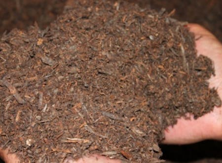 草木類約80％、豚ぷん約20％を原材料として6か月発酵させた「うすき夢堆肥」