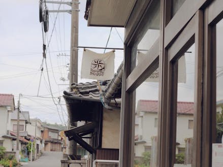 ミカタカフェの旗がなびくのは旧商店街