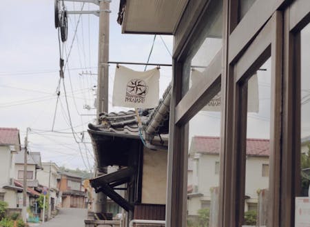 ミカタカフェの旗がなびくのは旧商店街