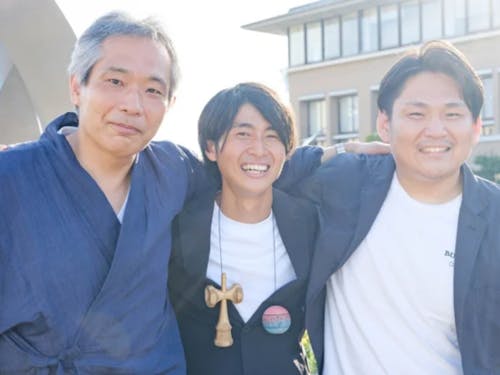 移住・起業支援をするコーディネーター。1番右が綿谷です