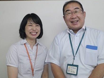 写真左から：総務課総務係 山本カナさん／代表取締役 上田哲也さん
