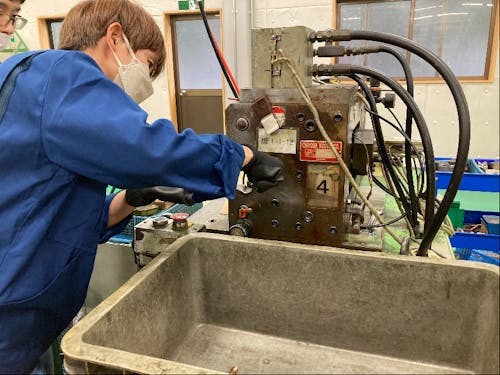 金属加工で働く組合職員