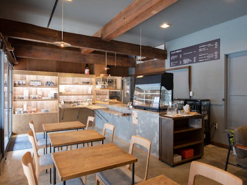 パン工房の店内の様子。土日はカフェ部門が大忙しです。