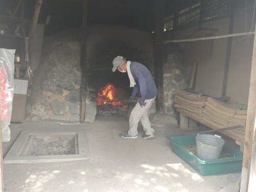 日本古来のサウナ「石風呂」を焚くようす