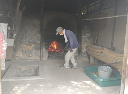 日本古来のサウナ「石風呂」を焚くようす