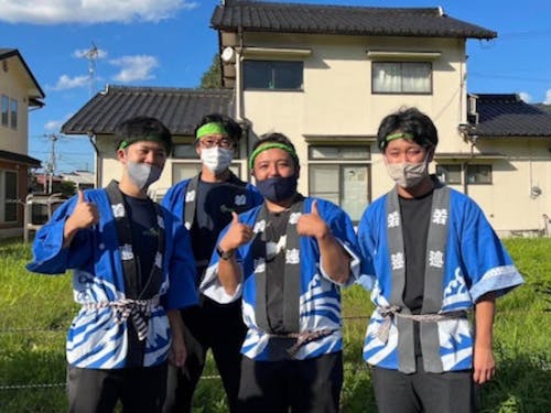 市役所担当者と地域の祭りに参加