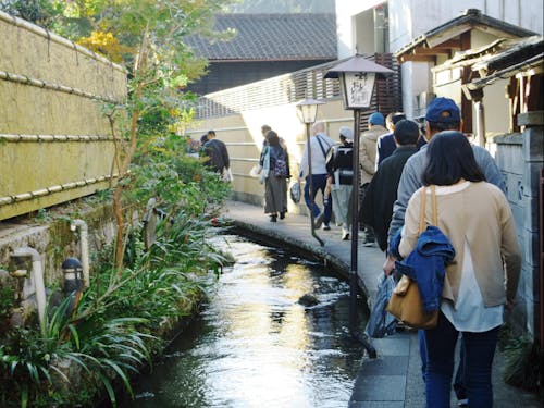 皆で街を歩きながら空き家を巡ります。