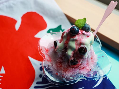 始まったばかりの食品加工業。村産食材を活かした加工品の企画段階から関われます。