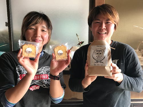 育てた小麦やお米でお菓子も加工するココペリファームの二人。