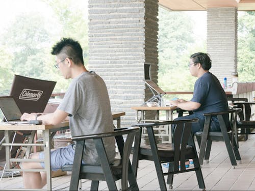 目の前が広いグラウンドの開放感たっぷりのテラスでもテレワーク可能です