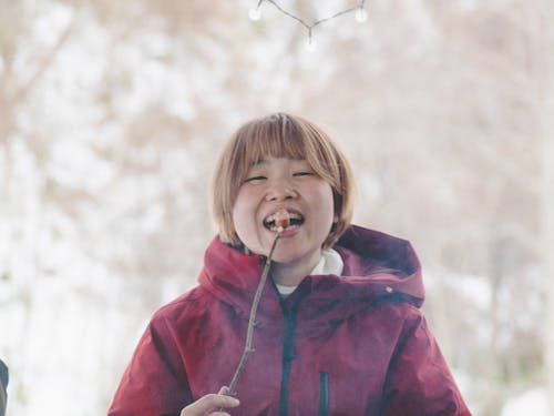 スノーシュー後の焚き火でにこにこになる参加者