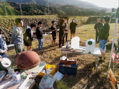 地元の食材を使った料理を堪能し、地域の方と交流するひととき。