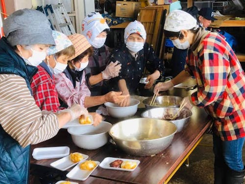 石黒のお母さんたちが加工所で作業中