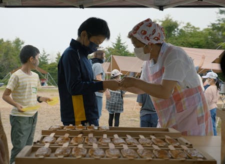 70歳のおばあちゃんたちで起業した農業法人は、地元に大人気の惣菜を月2回提供。