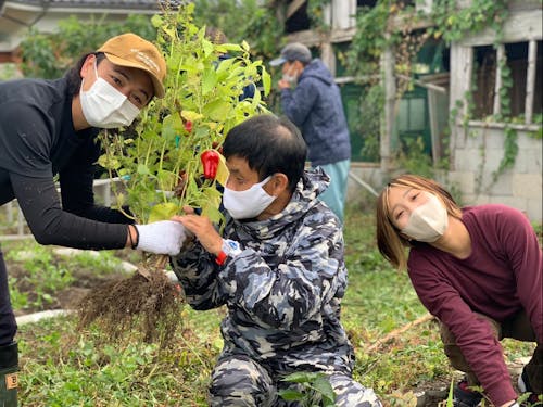 地域の方×障がいのある方×移住者と農作業を通した交流イベントでの1枚。