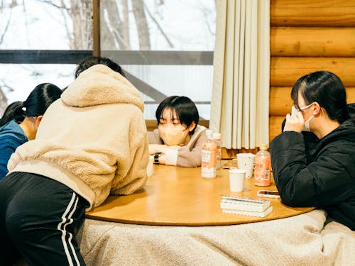 中高生がバンド結成の相談をしている様子