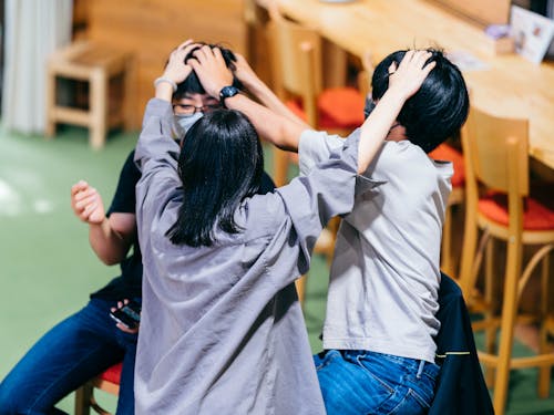 高校生によるカフェ企画後の振り返りでよしよししあう様子