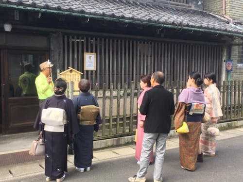 合田邸ファンクラブによるガイドの様子