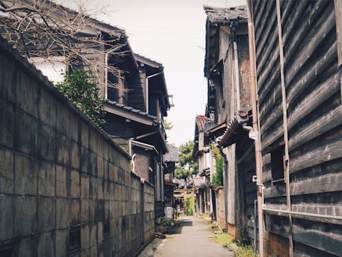 焼杉板のまちなみがノスタルジックです。