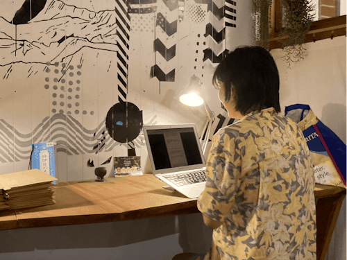 空いた時間は個人の仕事をしても