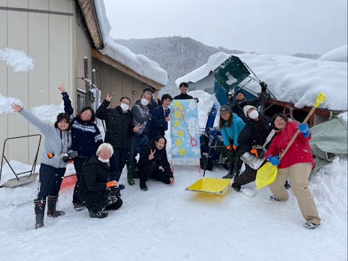 みんなで除雪をすると楽しいです☺️(弊社拠点山形県西川町での除雪の様子)