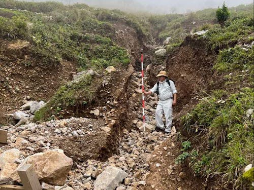 食害と豪雨で広がった裸地