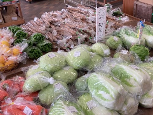 地域の道の駅には地元産の新鮮な野菜が並びます♪