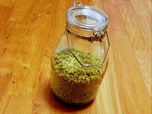 綺麗な抹茶色をした醤油麹