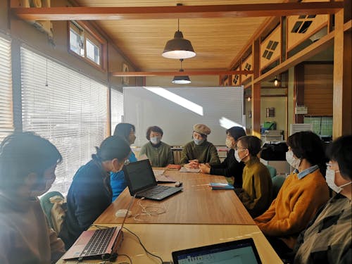 事務所内でのミーティング