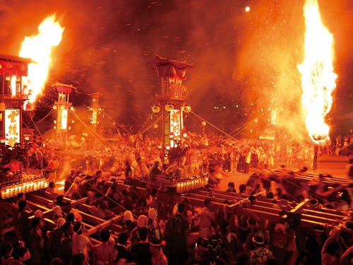 祭りの日は赤く染まります