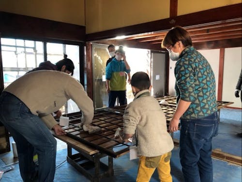 過去のWSの様子(障子はり中)、DIYの経験を積める貴重な機会です!