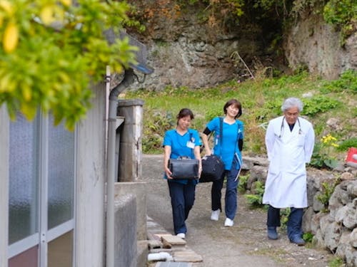 診療所に来られない患者様のお宅へ往診へ行きます。