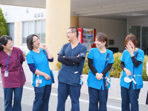 島内/島外出身者の割合は大体半分です。