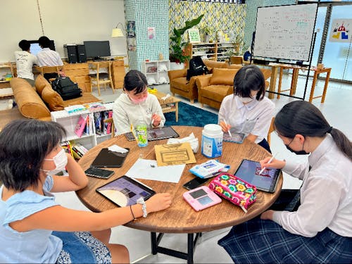 【施設の様子】明るい雰囲気の施設にはたくさんの子どもたちが訪れます!