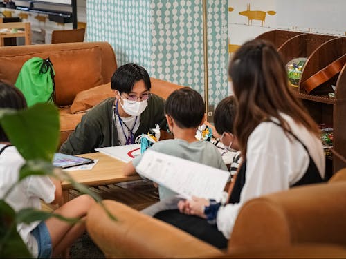 【施設運営の様子】子どもたちに寄り添いながら、興味を探り支援します