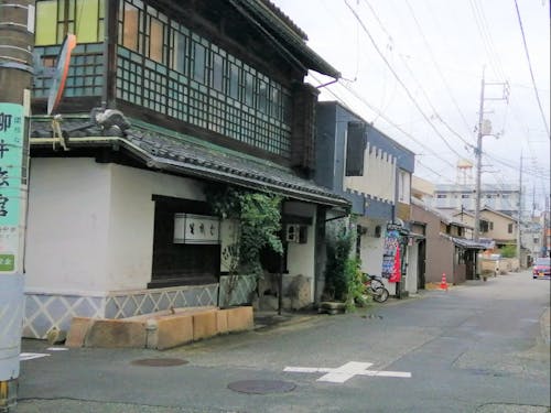 歴史を感じさせる商店街の裏路地