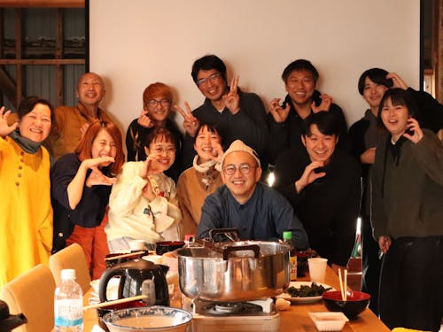 弊社スタッフ一同(真ん中のニット帽が代表のこんたけ))