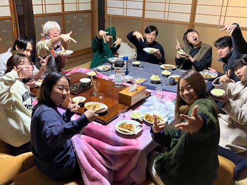 スタッフとインターンで楽しく食卓を囲みます!